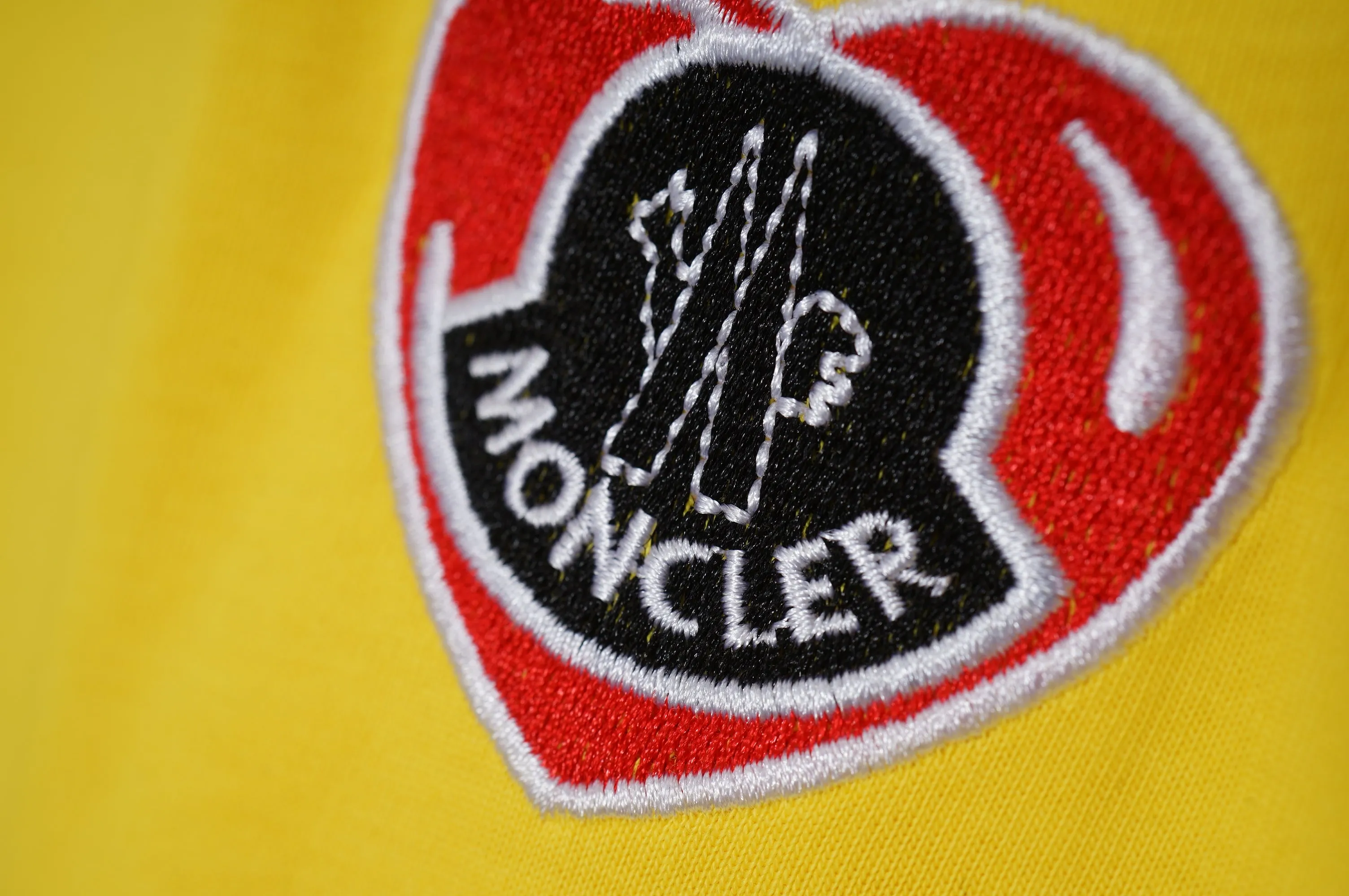 Camiseta Moncler Amarela