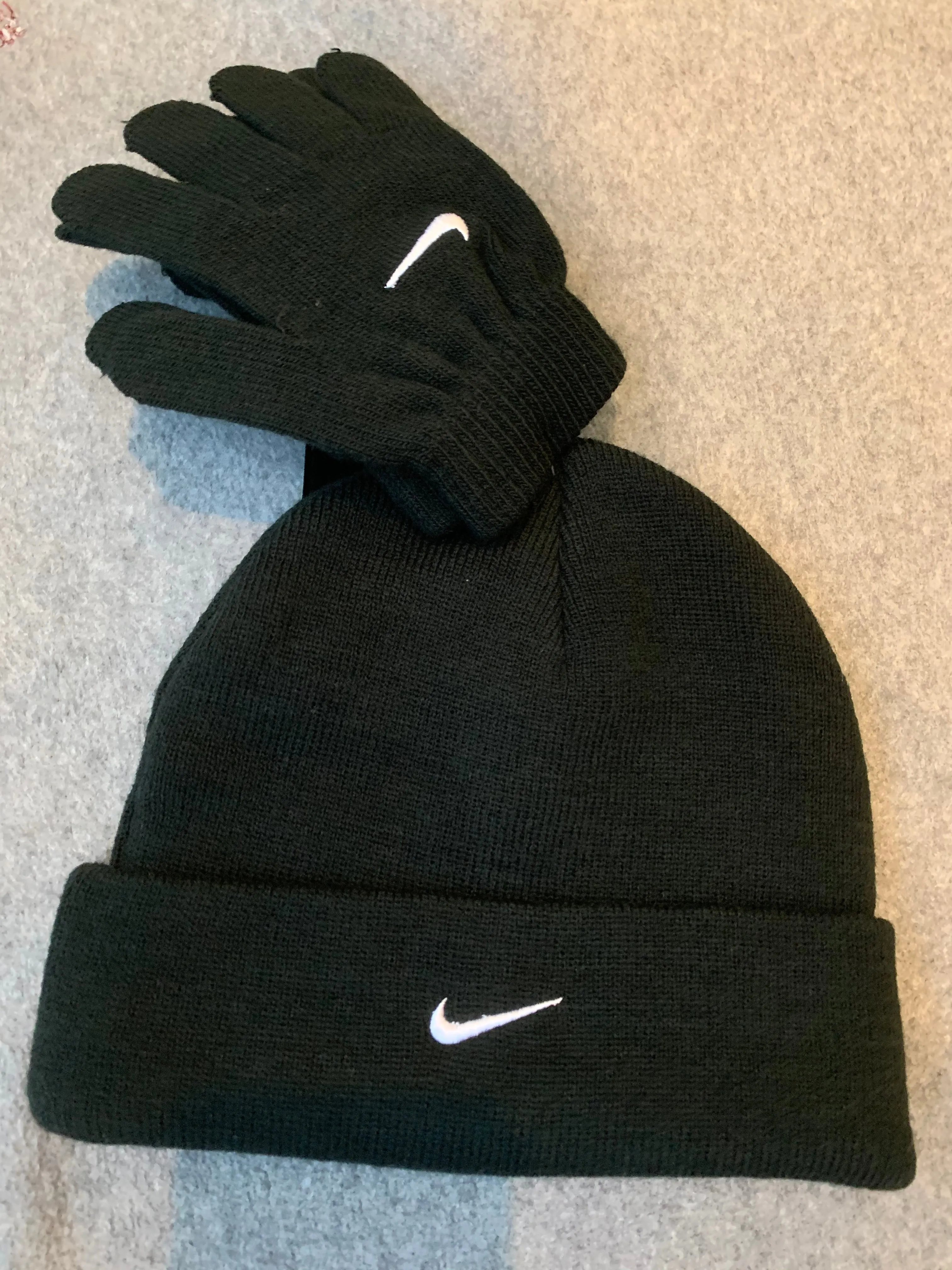 Huskies Black Nike YOUTH  2 Piece Set Beanie and Gloves